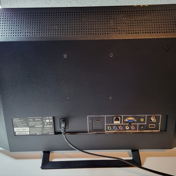 Vizio 24-Inch 1080p Smart LED TV E24-C1 - Picture 5 of 9